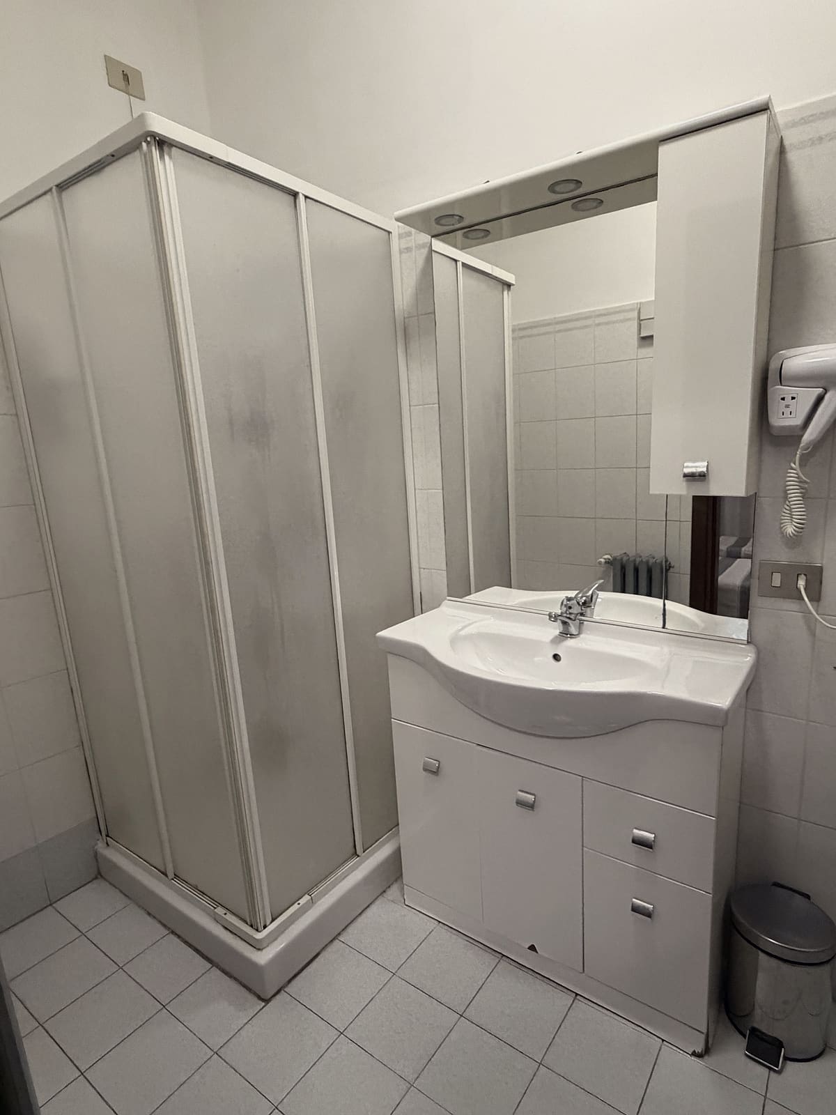 Il bagno di una camera, con la doccia