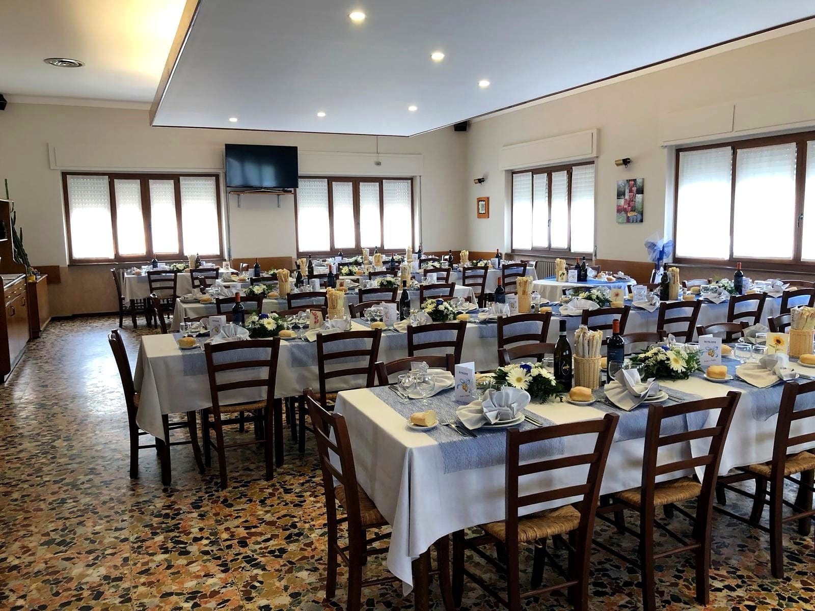 La sala grande apparecchiata per un banchetto