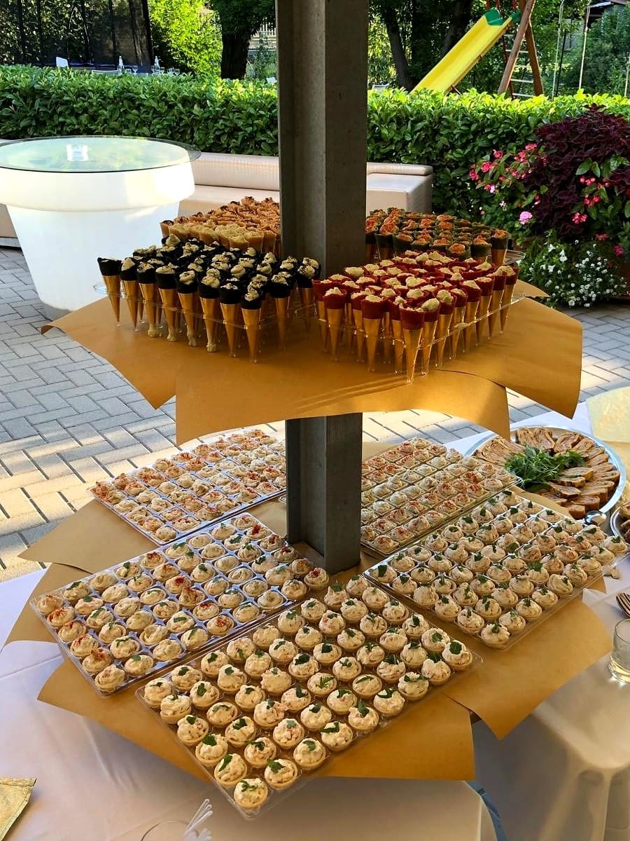 Il buffet del rinfresco allestito in giardino