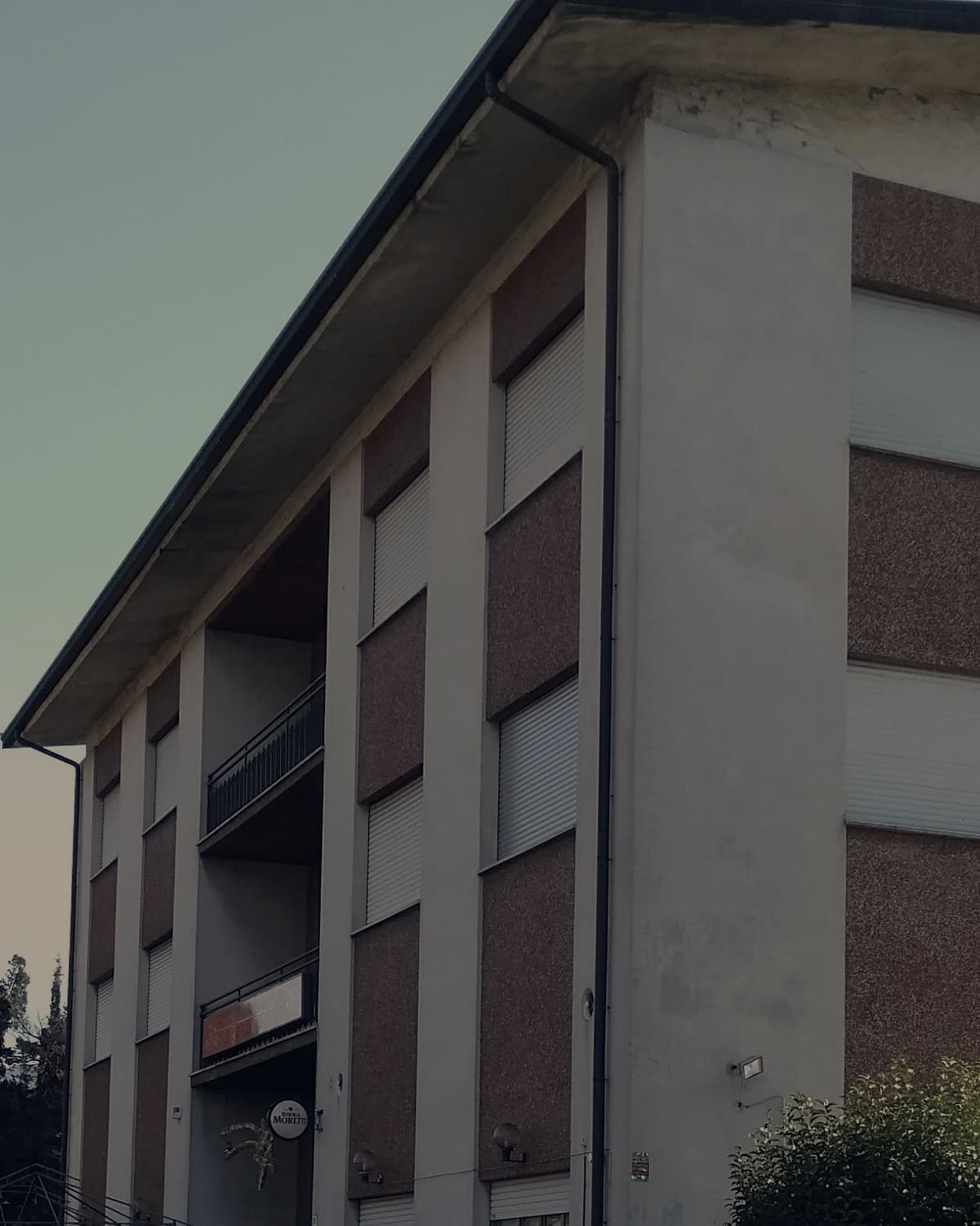 La facciata dell’Albergo Ristorante Cristallo su via Provinciale a Cittiglio