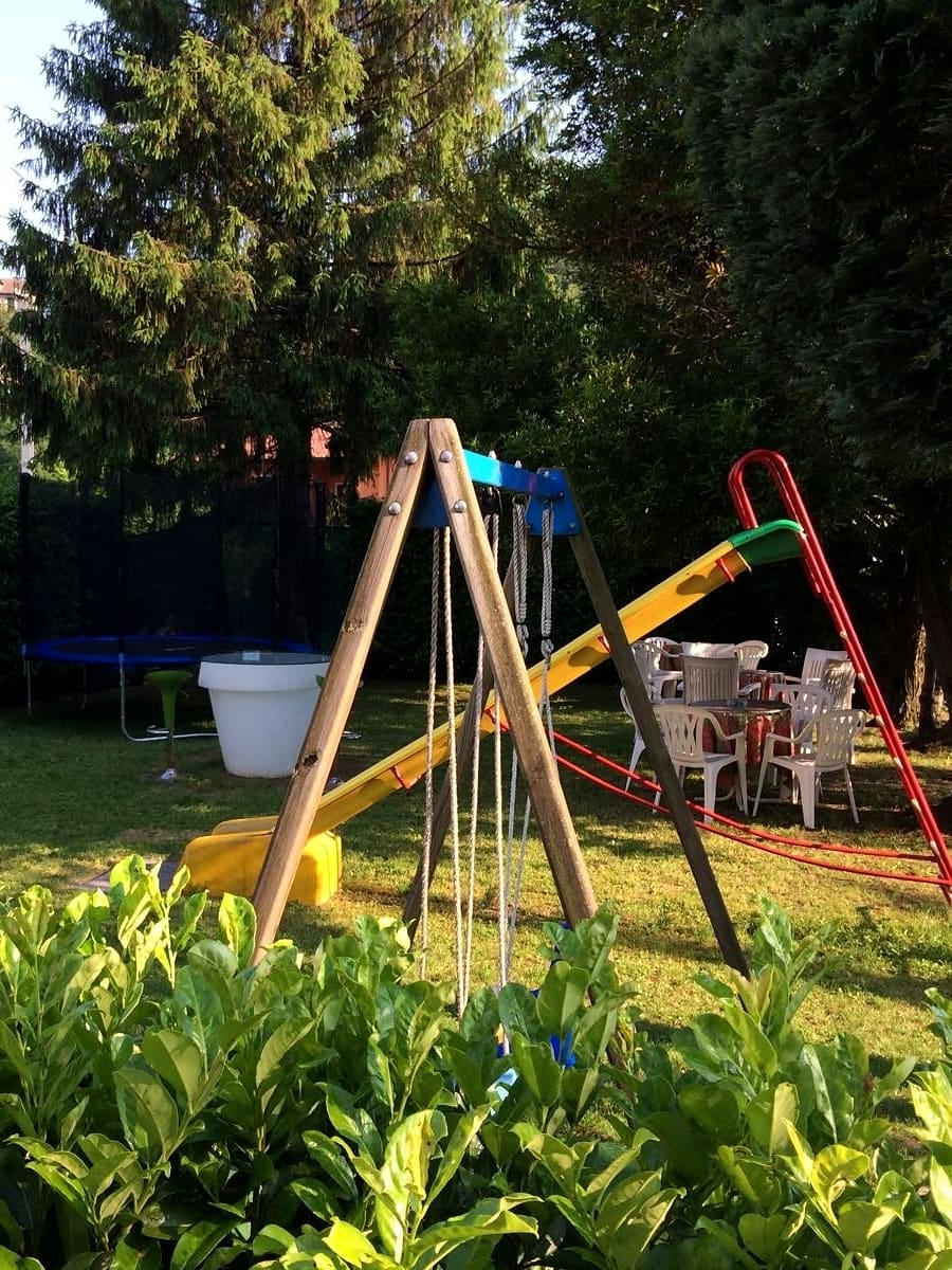 Il giardino dell’albergo con altalena, scivolo e trampolino