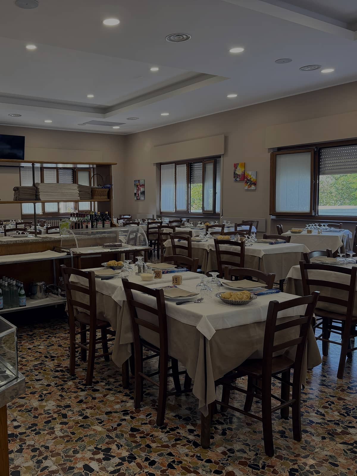 La sala dell’Albergo Ristorante Cristallo apparecchiata, col banco degli antipasti in primo piano