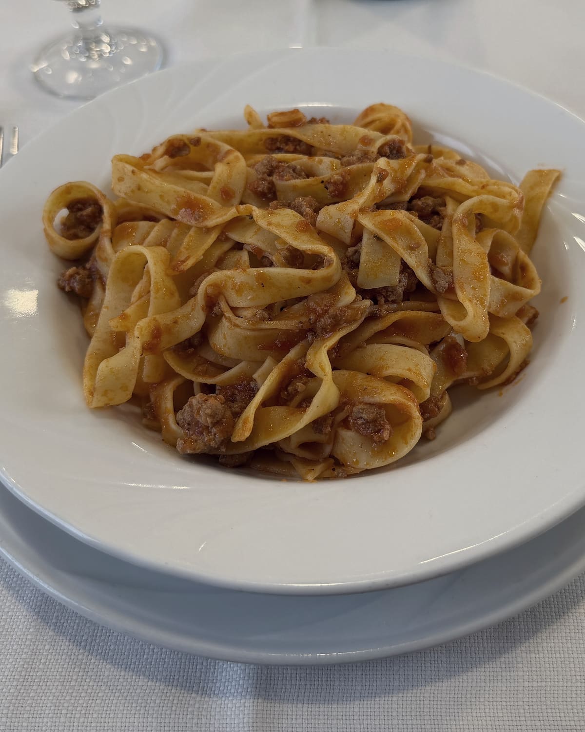 Tagliatelle al ragù sul tavolo apparecchiato della sala