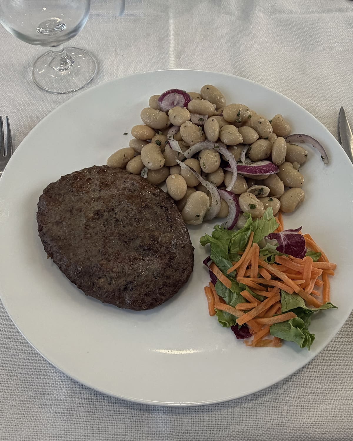 Un secondo del giorno: hamburger con fagioli con cipolla e insalatina