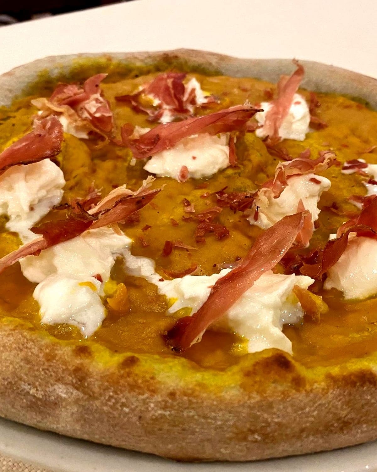 Una pizza della carta appena servita al tavolo