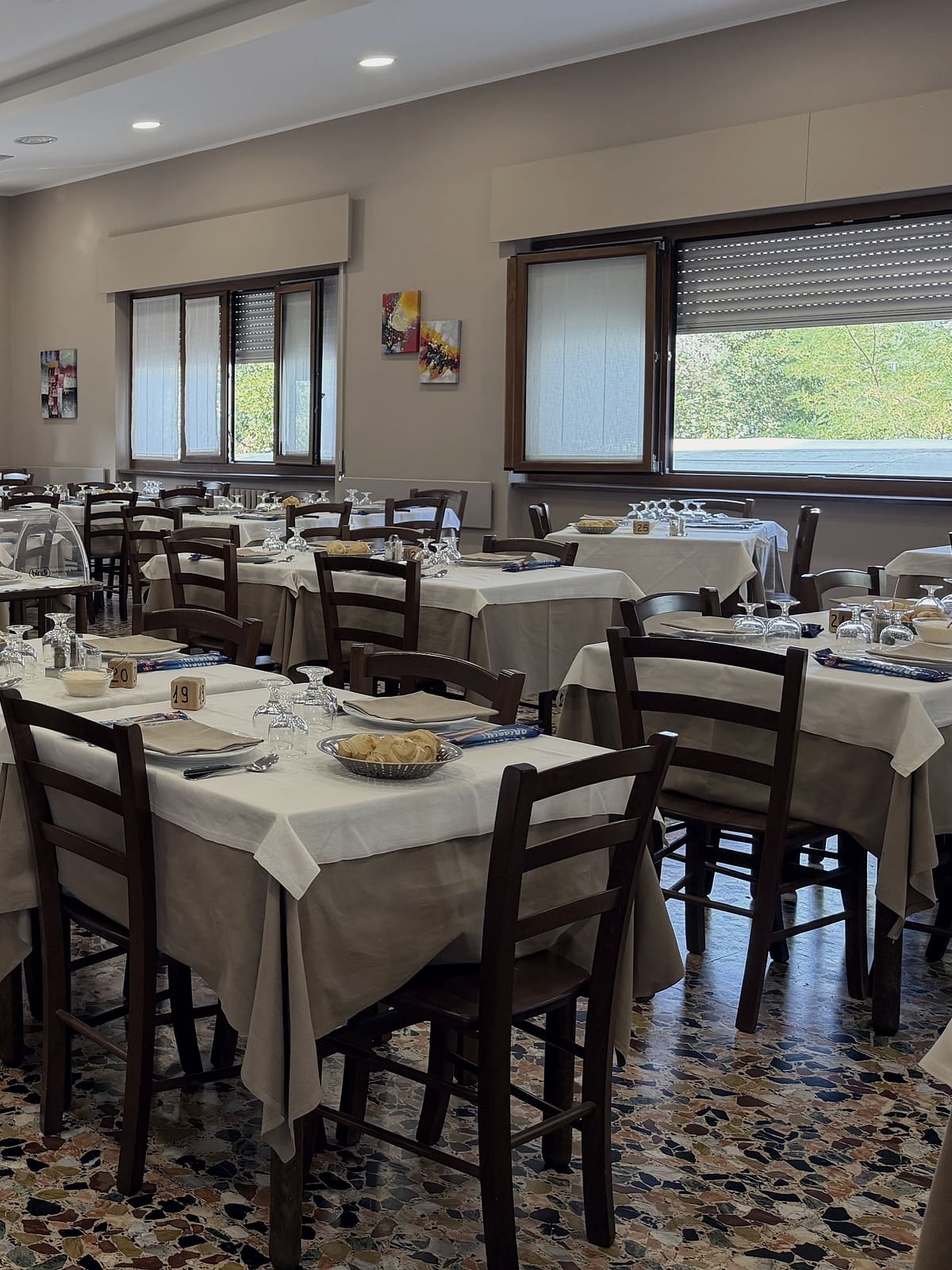 I tavoli apparecchiati della sala del ristorante
