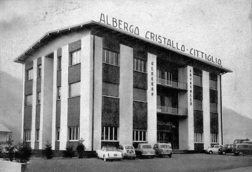 L’Albergo Cristallo nel 1962, con l’insegna dipinta sulla facciata e le auto d’epoca nel piazzale